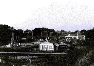 丸子多摩川駅付近 右は多摩川園遊園地(1926年) 