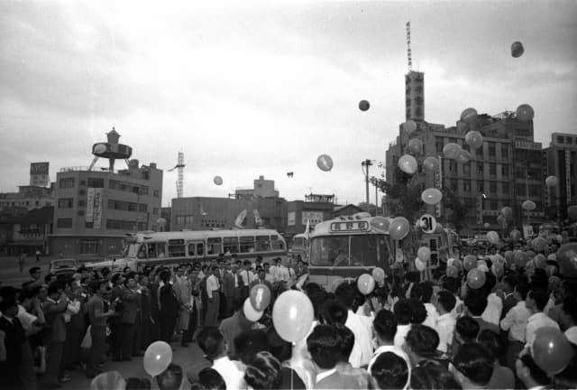 長野行特急バスー信濃路の第1号車の披露及び出発式(1961年7月)