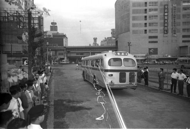 長野行特急バスー信濃路の第1号車の披露及び出発式(1961年7月)