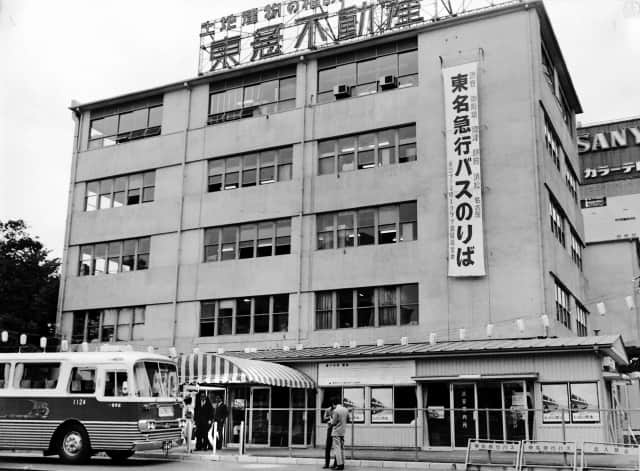 東名急行バス 当社本社わきの渋谷発着所から出発(1969年6月) 