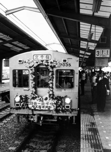 中目黒駅で北千住行きの祝賀電車に乗る乗客
