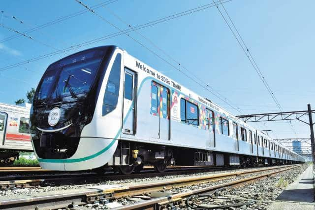 沿線の街や駅と調和する車両を目指した2020系（写真はSDGsトレイン）