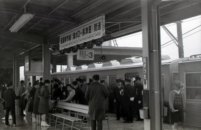 田園都市線開通日の風景 長津田駅