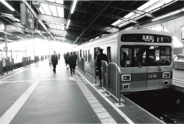 ワンマン運転を導入した池上線(蒲田駅の1000系電車)
