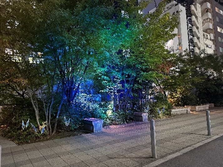 空気の状態に合わせて変化する光の演出