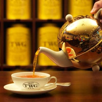 紅茶を淹れている画像