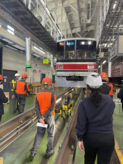 変電所、車庫における本ロボットのデモ導入の様子