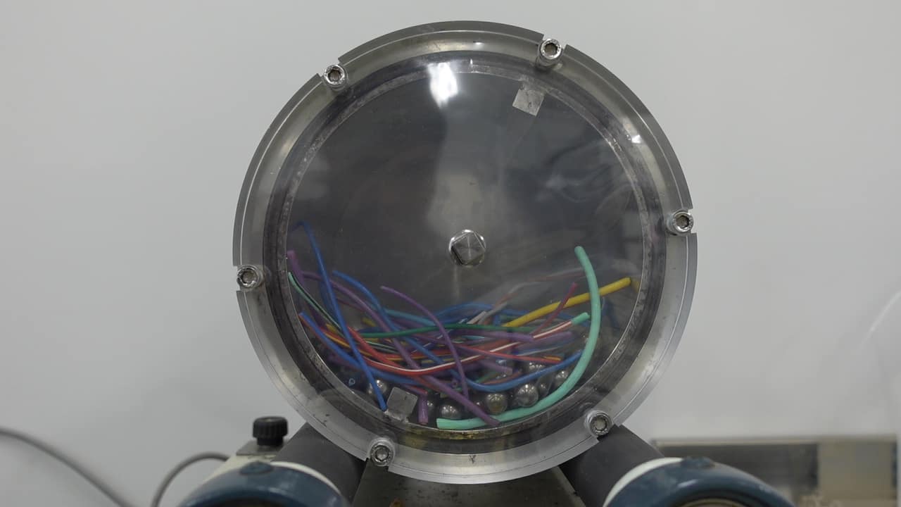 有機溶媒によって膨潤した電線剥離の様子