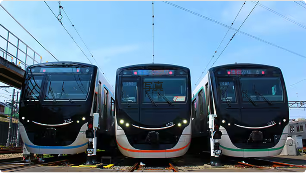 (左)3020系車両 (中)6020系車両 (右)2020系車両