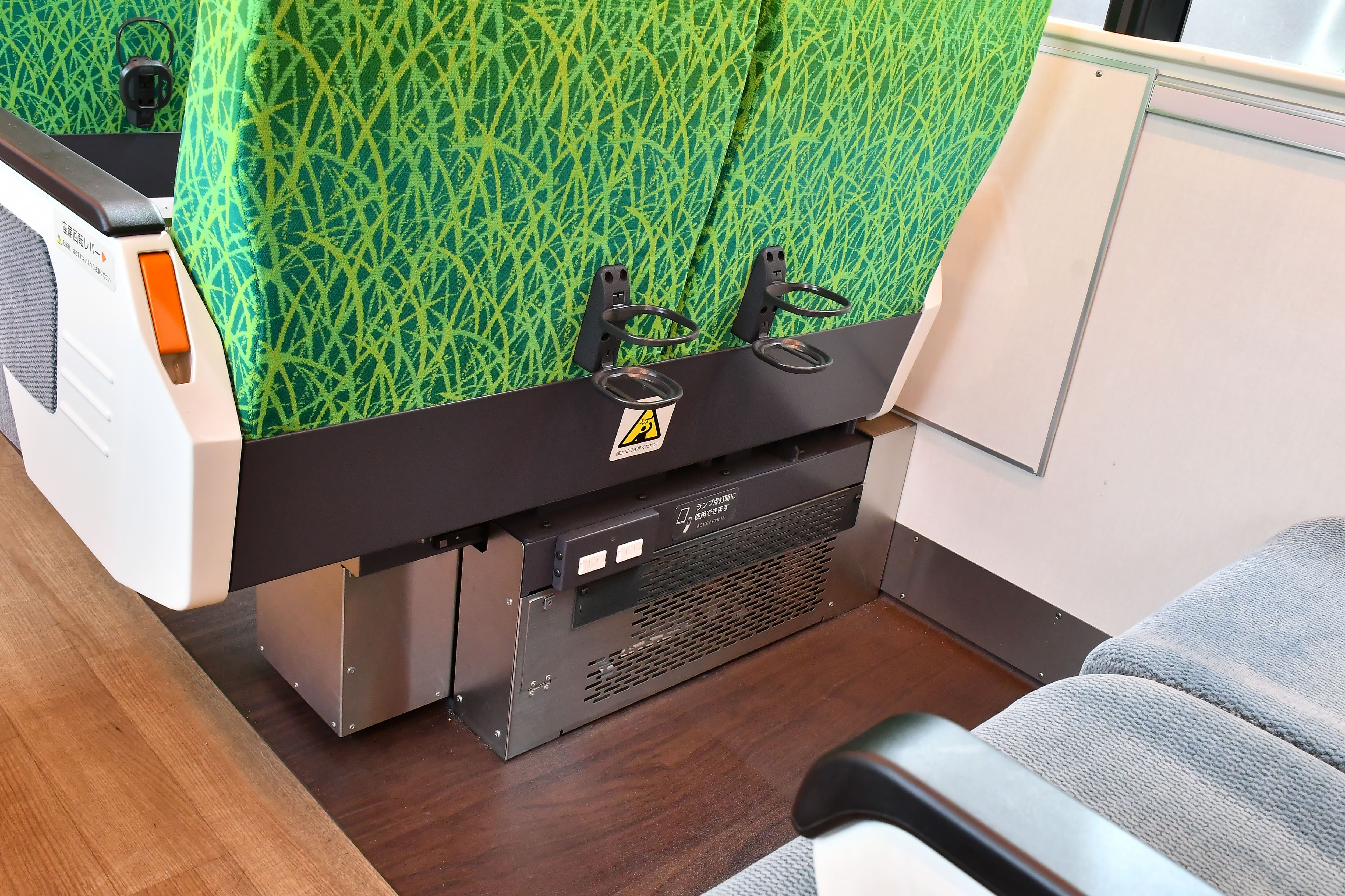 Q SEAT 車内写真 電源コンセントとカップホルダ
