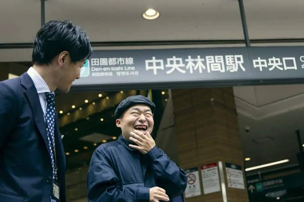 駅のホームで撮影された中島さんの写真