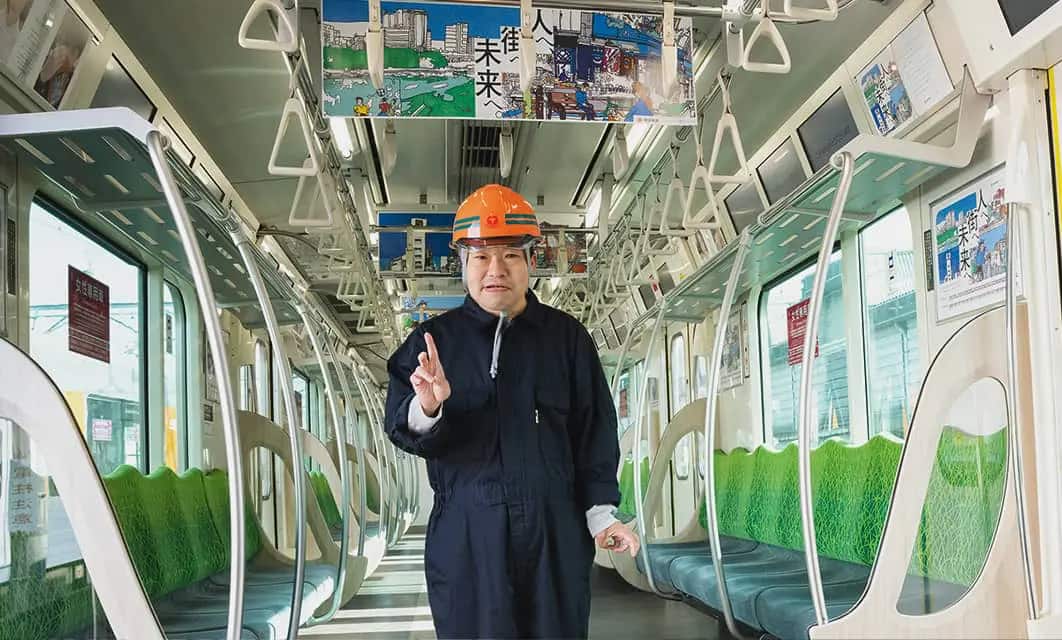 車内を見学している中島さんの写真